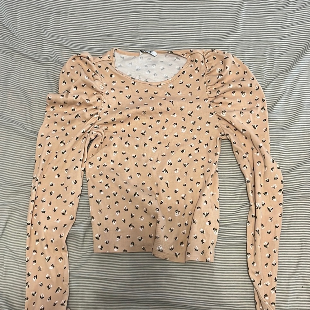 Puff sleeve floral tee